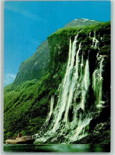 Geiranger Fjord mit Wasserfällen Kreuzfahrtschiff