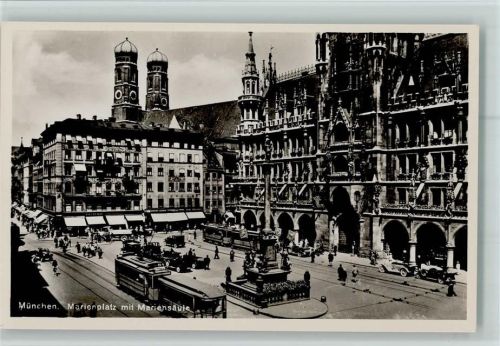 München Rathaus mit Straßenbahnen und alten Cabriolets