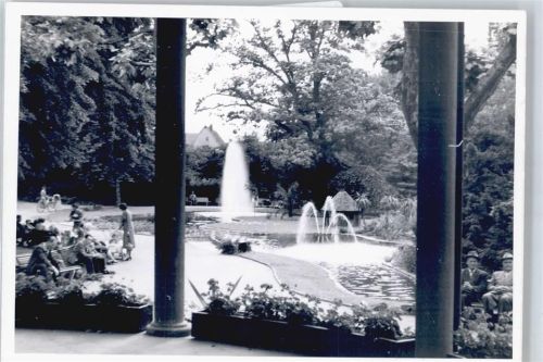 Rüsselsheim Säule Bank Fußgänger Teich Springbrunnen Baum