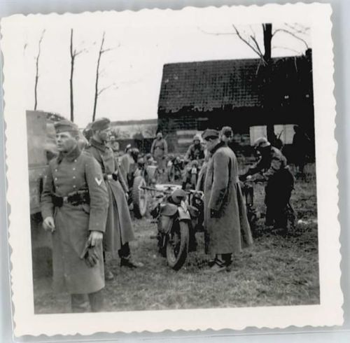 Wehrmacht , Foto , Klebereste siehe Rückseite