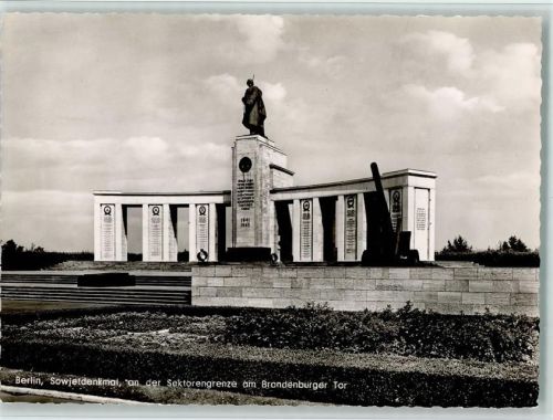 Berlin Mitte Sowjetdenkmal an der Sektorengrenze am Brandenburger Tor