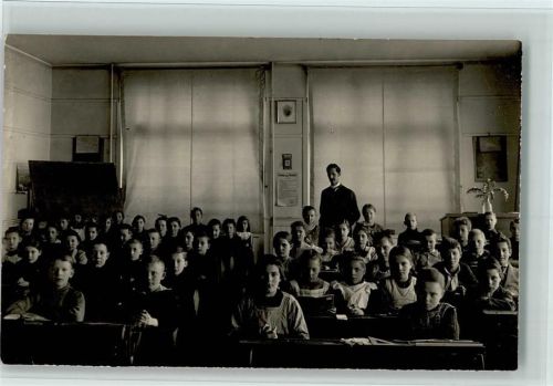 6. Schulklasse mit Lehrer im Unterrichtsraum 1919 AK