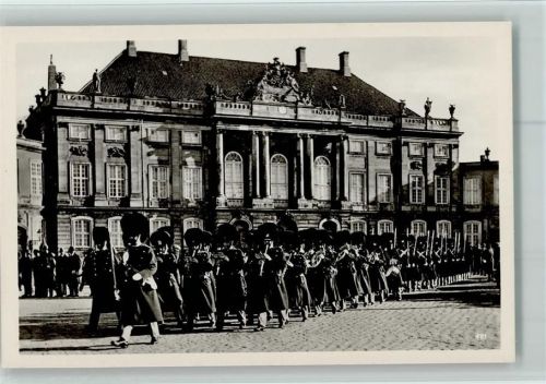 Kopenhagen Vagdparaden paa Amalienborg Slot Wachparade an der Amalienburg