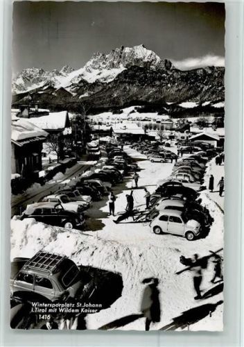 St. Johann Parkplatz Autos mit Wildem Kaiser Winteraufnahme