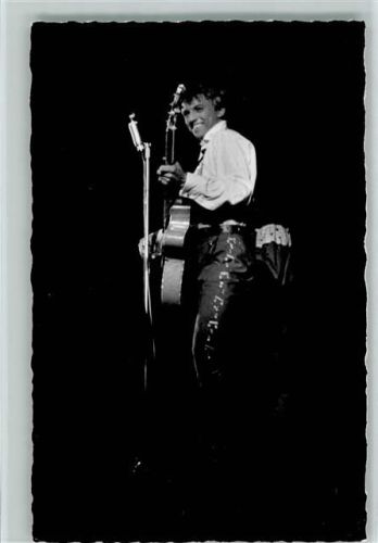 Tommy Steele mit gitarre auf der Bühne