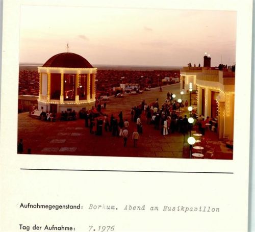 Borkum Abend am Musikpavillon Foto montiert auf Karton
