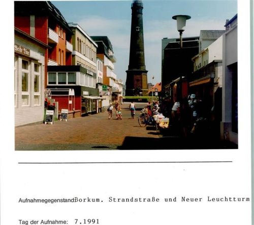 Borkum Strandstraße und Neuer Leuchtturm Foto montiert auf Karton