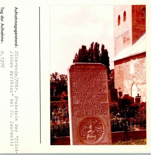 Süderende Grabstein des Glücklichen Matthias bei St. Laurentii Kirchen, Grabsteine, etc. Foto montiert auf Karton