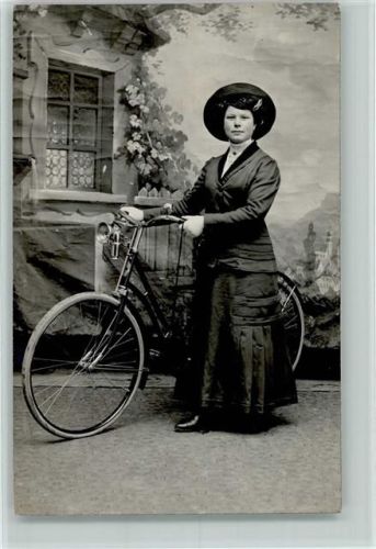 1916 Dame mit einem Fahrrad - Atelier-Aufnahme - Mode