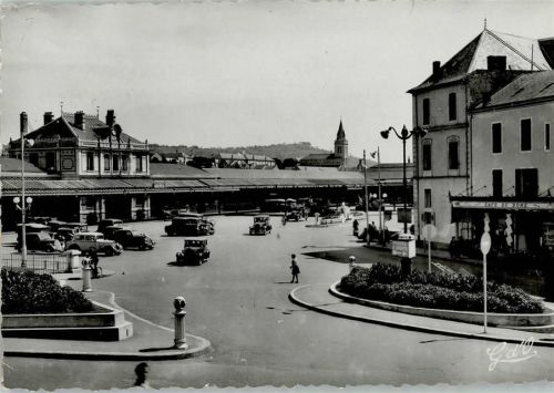 Vichy 1946 Place de la Gare , Bahnhof, Cafe de Dome, Autos, Foto AK