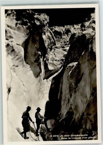 In einer Gletscherspalte Bergsteiger Gletscher
