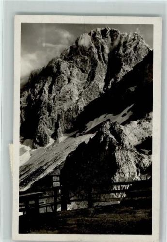 Dachstein Südwandhütte Vor der Dachstein-Südwandhütte gegen Dachstein-Südwand