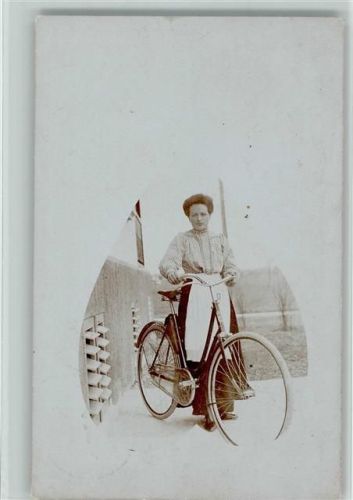 1909 Frau mit Schürze und ein Damenrad AK