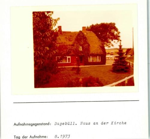 Dagebüll Haus an der Kirche Foto montiert auf Karton
