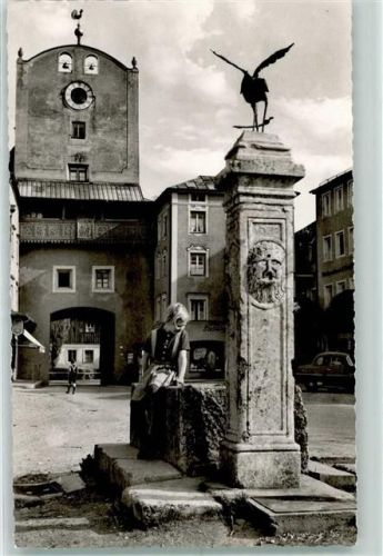 Tittmoning Storchenbrunnen mit Laufener Tor Rückseite mit Abschürfungen bzw Kleberesten