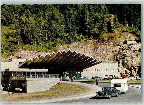 La Vallee Charmonix Mont Blanc Entree du Tunnel routier sous le Mont Blanc reliant Chamonix a Courmayeur Haute Savoie Mercedes mit Wohnwagen Autos