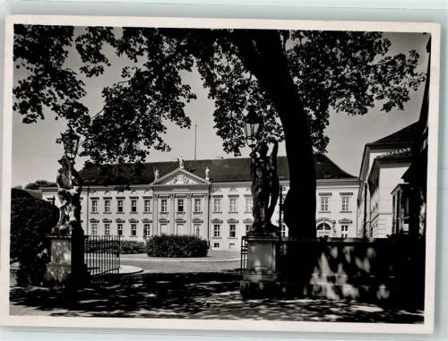 Tiergarten Schloß Bellevue Einfahrt