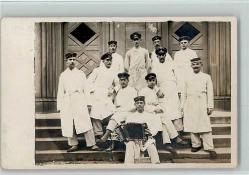 1916 Verwundete mit Ziehharmonika vor dem Lazarett AK