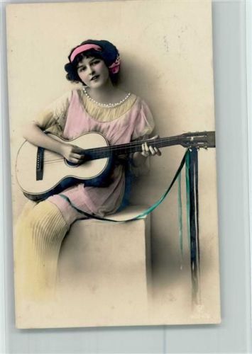 Frau mit einer Gitarre - Fotoverlag GL & CO AK