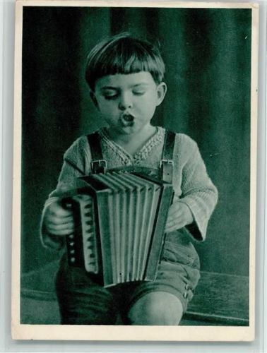1937 Junge mit einer Ziehharmonika AK