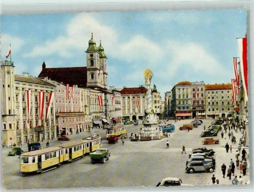 Linz Hauptplatz Fahnen Straßenbahn Brunnen Oldtimer