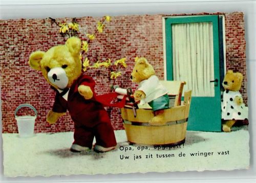 Teddyfamilie beim Wäsche waschen, gute Erhaltung