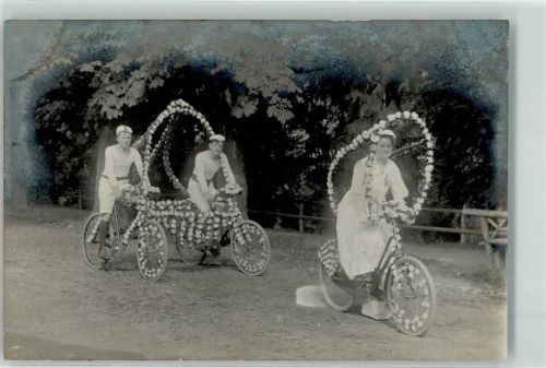 Fahrräder mit Rosen geschmückt Fahrrad 1915 Privatfoto AK