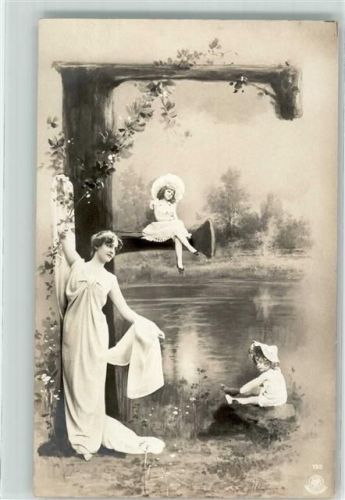 Junge Frau im klassischen Gewand mit zwei Kindern am See Buchstabe E