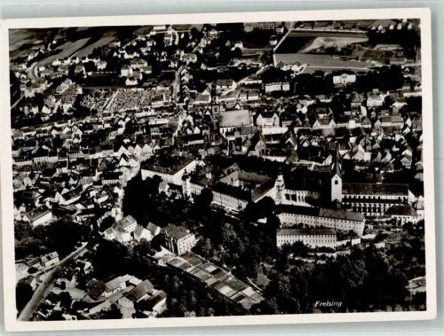 85354 W8050 Freising , Oberbay Foto AK Fliegeraufnahme der Stadt mit Domberg und Dom St. Maria und St. Korbinian