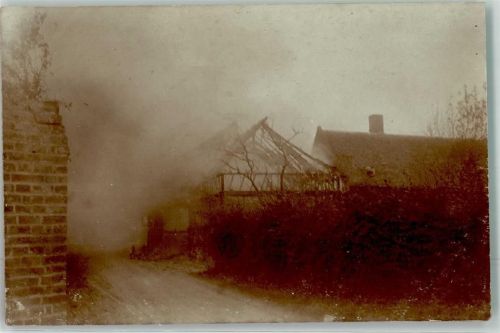 Omicourt 1916 brennendes Haus nach Granateneinschlag Ort handschriftlich