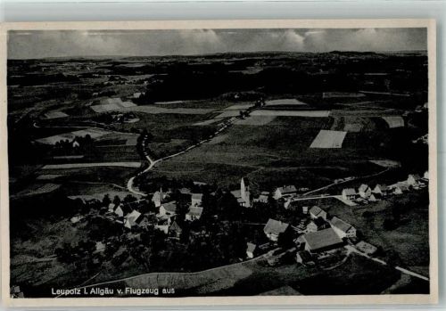 Leupolz 1943 Fliegeraufnahme des Ortes mit der Kirche St. Laurentius