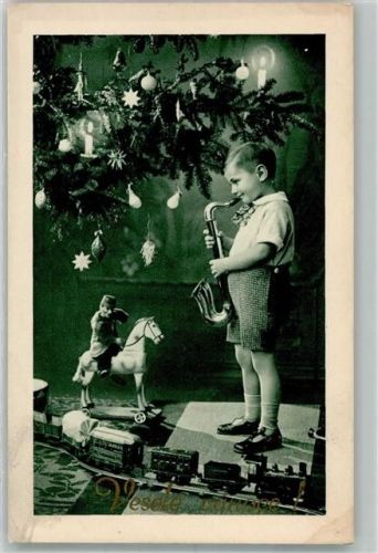 1930 Kind musiziert mit Trompete unterm Weihnachtsbaum Eisenbahn Spielzeug