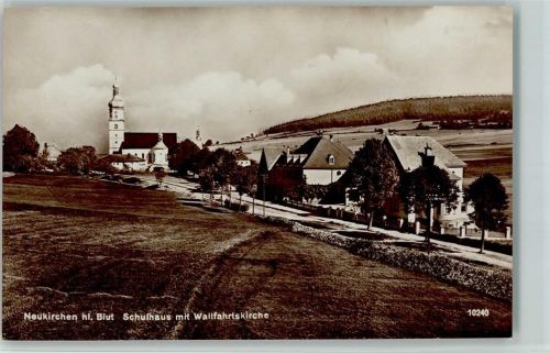 Neukirchen Schulhaus mit Wallfahrtskirche