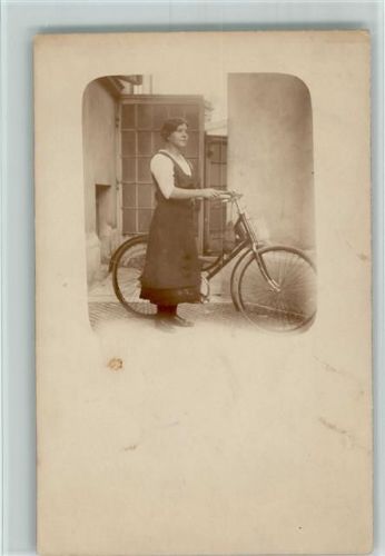Privatfoto ca 1915 Frau mit einem Fahrrad