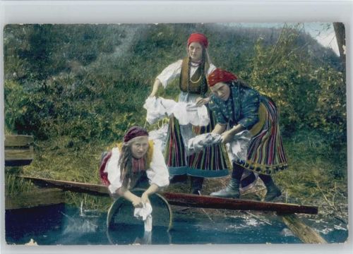 1916 Frauen Typen aus Osteuropa am Fluß