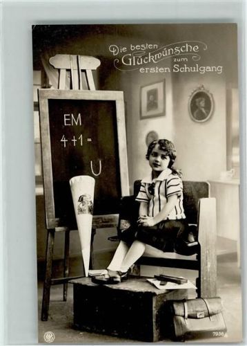 NPG Serie 7938-4 Erster Schulgang - Schultafel,Schulbank Mädchen mit einer Schultüte 1930 Foto AK