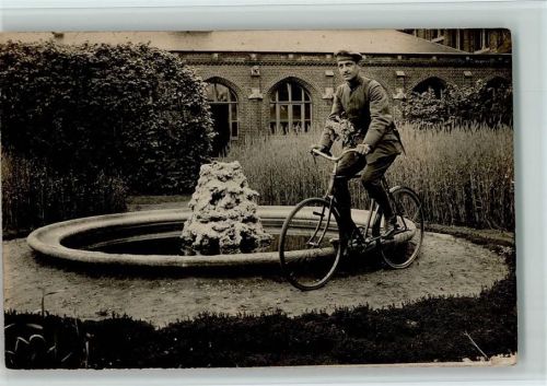 Privatfoto AK Soldat auf einem Fahrrad