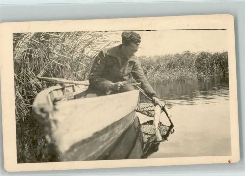 Fischer im Ruderboot holt Fische aus der Reuse Foto ca 1940 AK