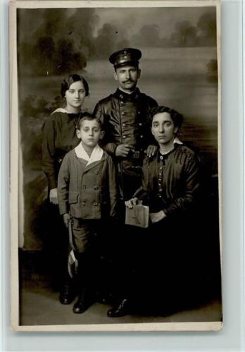Familienfoto - Kind mit einem Tennisschläger ca 1918 Foto AK