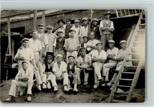 Privatfoto , Gruppenbild von Bauarbeitern beim Hausbau ca 1920 AK