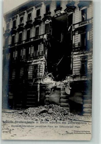 Friedrichshain Zerstörtes Haus Strausberger Platz Straßenkämpfe in Berlin