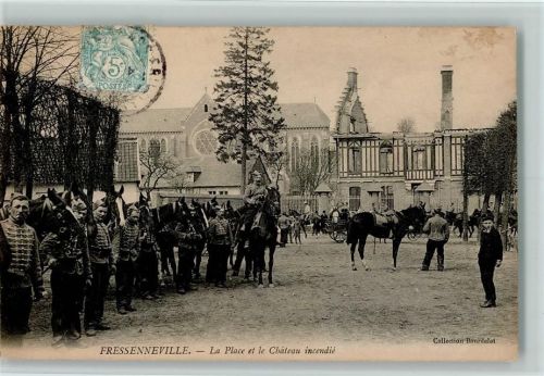 80390 Fressenneville 1915 - La Place et le Chateau incendie - Militär Kavallerie