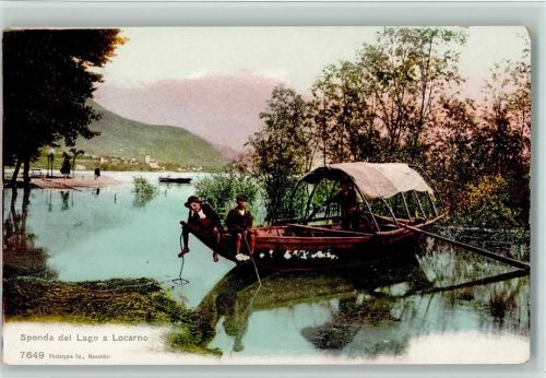 Locarno Sponda del Lago a Locarno Ruderboot mit 2 Jugendlichen am Ufer