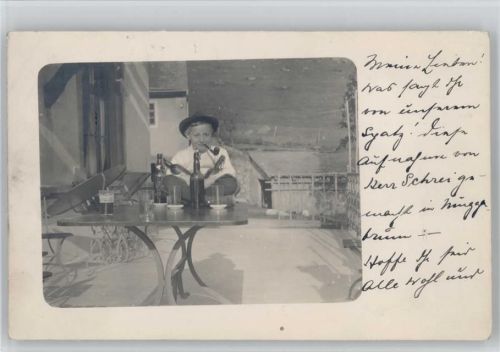 Bierflaschen auf dem Tisch, Pfeife rauchen Foto 1906 AK