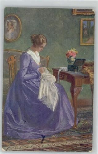 1917 Glamour Frau näht eine Seidenhemd
