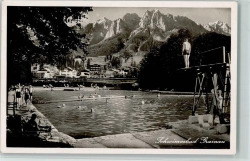 Grainau Schwimmbad mit Sprungturm gegen Alpspitze Waxensteine Riffelwände und Zugspitze