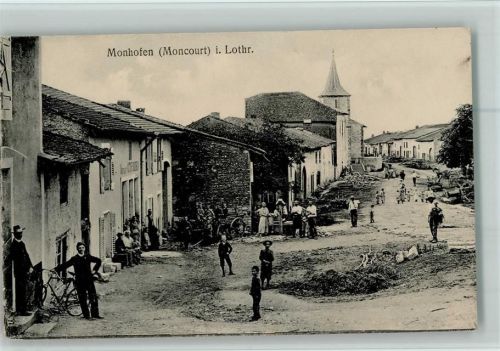 Moncourt 1915 Monhofen - Straße bei der Kirche, Fahrrad, viele Menschen AK