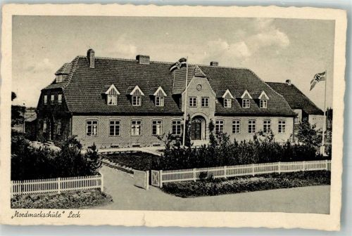 Leck 1942 Nordmarkschule Fahnen mit Hakenkreuz