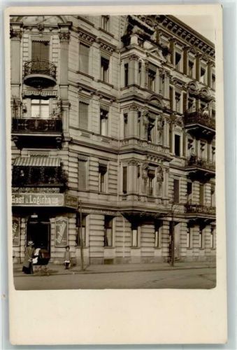Prenzlauer Berg Wohnhaus Gasthaus Frau mit Kinderwagen Ort lt. Fotograf