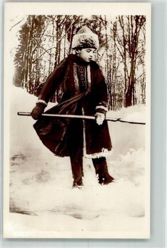Zarewitsch Alexei Nikolajewitsch Romanow im Winter beim Schnee schaufeln